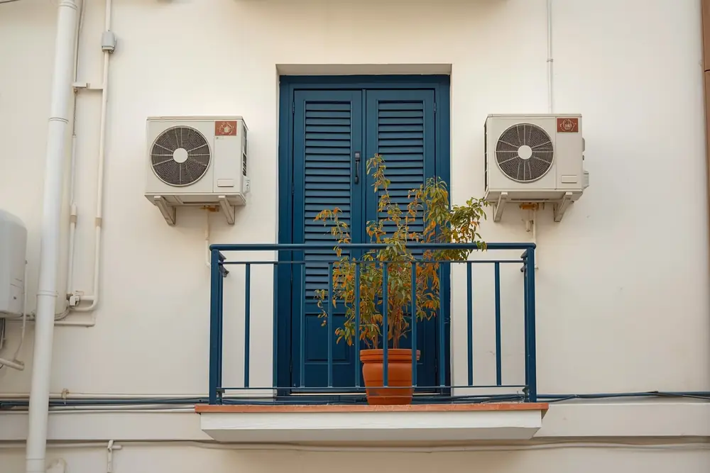 Εξωτερικές μονάδες κλιματιστικών σε μπαλκόνι πολυκατοικίας, εποχική κατανάλωση